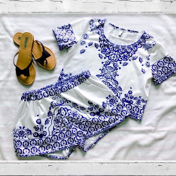Boutique Tops - 🔥FIRE SALE🔥 🎉HP🎉 Porcelain-Patterned Crop Set